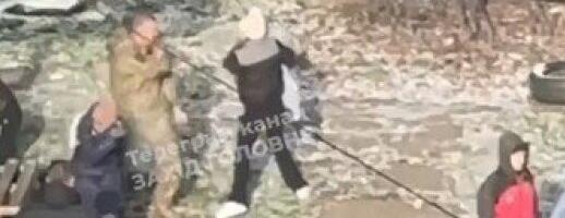 (VIDEO) Horor u Ukrajini! Biber-sprej direktno majci i detetu u lice: Užas koji se rečima ne može opisati, situacija je potpuno van kontrole