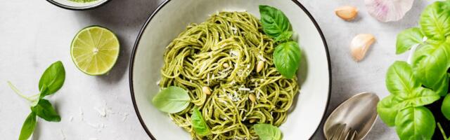 Kremasta pasta sa pistaćima i belim lukom: Savršen spoj orašastih ukusa i svežeg bosiljka za 20 minuta