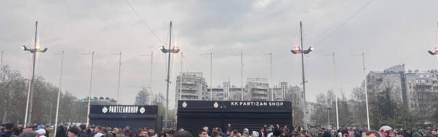 NI KIŠA IM NE MOŽE NIŠTA! Gužva ispred Beogradske arene pred derbi - DELIJE STIGLE DA PODRŽE KLUB (VIDEO)