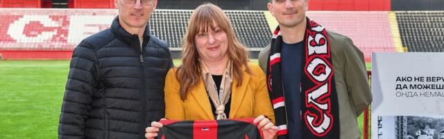 "Devetka" istrčala na teren u Užicu: Održana jedinstvena promocija romana Jovana Simića na stadionu "Radomir Antić"