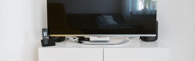 Ne vidite ništa na TV-u od sunca i lampi? Ovo je spas za svaku dnevnu sobu