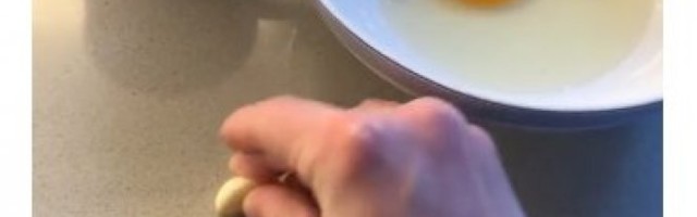 NATRLJAO PRSTE BELIM LUKOM, I "UŠTINUO" JAJE! Ceo svet ODUŠEVLJEN TRIKOM kojom je odvojio belance od žumanca! /Video/