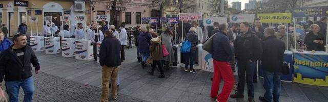 Da, istina je: Štand SNS je levo, opozicije desno