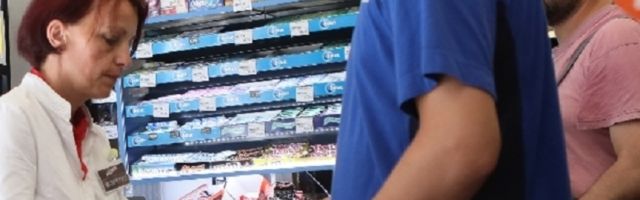 Žena je propustila čoveka u redu u prodavnici, a onda joj se on odužio i oduševio je!