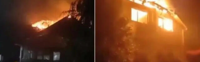 STRAVA U SMEDEREVU! Grom zapalio kuću, plamen se diže nekoliko metara ka nebu (FOTO/VIDEO)
