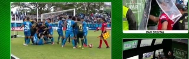 Makljaža fudbalera nasred utakmice: Tukli se pesnicama, šutirali... (VIDEO)