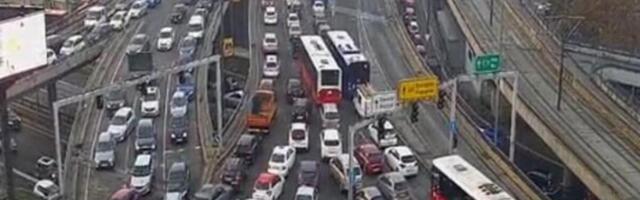 NA AUTOKOMANDI SVE STOJI, NA PANČEVCU DOŠLO DO SUDARA: Magla otežava SAOBRAĆAJ, KRKLJANAC širom Beograda (FOTO)