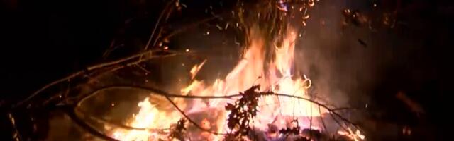 Стотине верника на освећењу и паљењу бадњака испред храма Светог Димитрија у Косовској Митровици