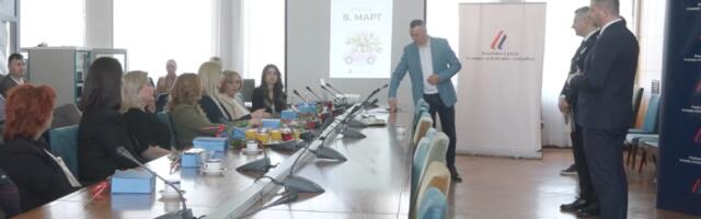 Плакете женама које су дале допринос унапређењу безбедности саобраћаја у Србији