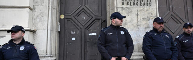 ВЈТ: У згради Ректората пронађена пиротехника, шприцеви, игле, брауниле, војне гас маске