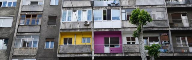Nekada su komšije to radile svako veče: Kad ste poslednji put sedeli ispred zgrade i pričali do kasno u noć?