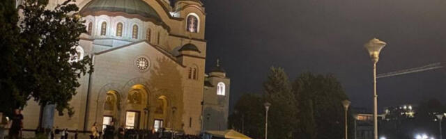 ČUDO IZNAD HRAMA SVETOG SAVE PRED ODLAZAK SVETINJE! Tačno u 3 sata njih troje su se pojavili na krstu - LJUDI GLEDAJU I NE VERUJU! (VIDEO)
