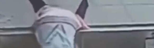 Da li vam se nekad desilo da usled gledanja u telefon udarite glavom u stub ili jednostavno padnete kao malo dete!? (VIDEO)