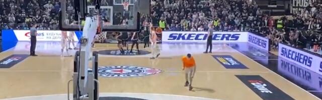 NESTVARNE SCENE U PIONIRU Dok je Partizan imao slobodna bacanja, na parket je uleteo OVAJ MOMAK /VIDEO/
