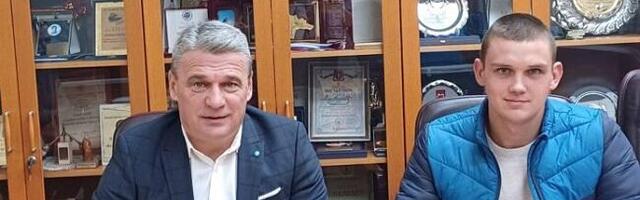 Gradonačelnik Todorović potpisao ugovore sa kupcima i prodavcima za dve seoske kuće sa okućnicom