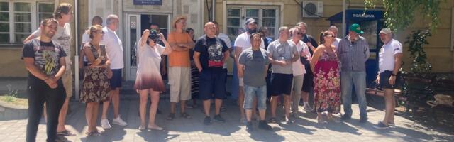 Dobrašinović u policiji zbog objave na društvenoj mreži X – građani ga podržali ispred stanice