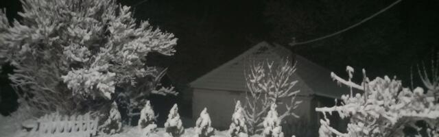 Zima pokucala na vrata i ovog srpskog grada: Formirao se pokrivač, padaju bele pahulje, saobraćaj otežan