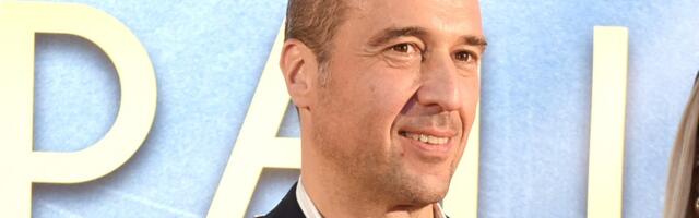 "MOJE VREME ZA UŽIVANJE" Mladen Mijatović grli prelepu plavušu: Voditelj ima osmeh od uha do uha, a evo ko je DEVOJKA sa njim