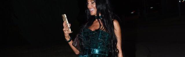 Gola guza na snegu: Starleta izašla na minus u minijaturnim tangama, pa se natrtila (FOTO)