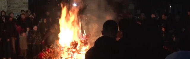 Велики број верника на паљењу бадњака у порти манастира Грачаница