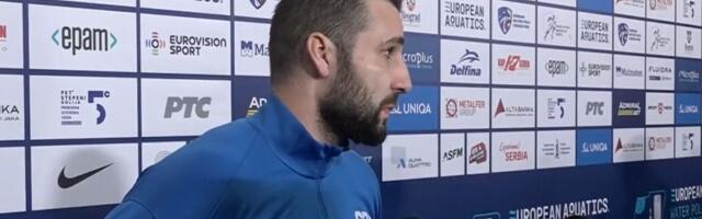 Miloš Ćuk se pred novinarima pojavio sa krvavim okom, pa iznenadio izjavom: "Samo izgleda ružno..."