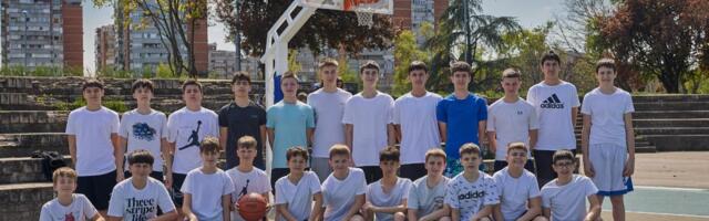 ZA BUDUĆNOST! Fondacija ,"Bogdan Bogdanović" obnovila teren za košarku na Novom Beogradu