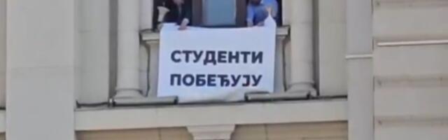 VIDEO: Poslanici DS razvili transparent na zgradi Skupštine "Studenti pobeđuju"