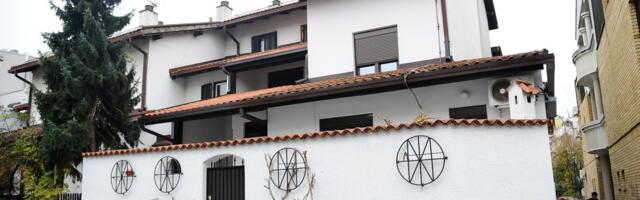 Muzičar iz PODRUMA bez krova nad glavom stigao do VILE u Beogradu: Sobe pune porodičnih fotografija, NJEGOV PORTRET POSEBNO OSENČEN - evo kako izgleda njegova BELA oaza (FOTO)