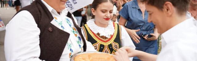 "TREBA NAM UJEDINJENA SRBIJA, A NE BLOKADERSKA MRŽNJA I TEROR" Brnabić sa narodom u Božetićima: Vizija Vučića i neustrašivost naṣ̌eg naroda su sačuvali Srbiju