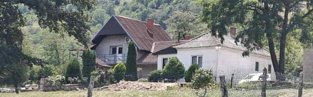 "Išamarao je na koncertu": Ovo je kuća u kojoj se desilo ubistvo i samoubistvo - meštani sela Gornjane otkrili detalje (FOTO/VIDEO)