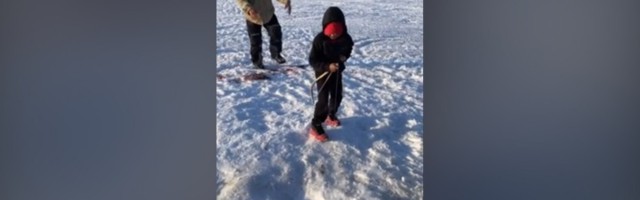 Dečak upecao ribu "svoje" veličine (VIDEO)