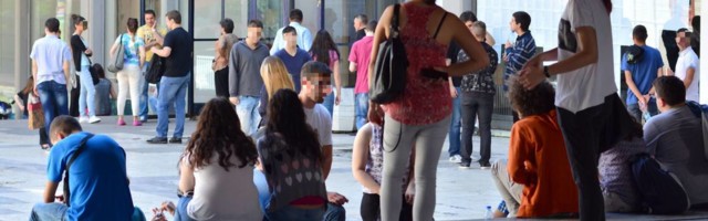 Roditelji su mi u kreditima i moram da zarađujem - pričali smo sa mladima koji studiraju i rade u isto vreme