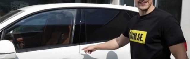 JOŠ JEDNA KOLA! Baka Prase uzima NOVU MAŠINU - 250.000 EVRA, za njega je to SITNICA! Bentli, Panamera, Porše... (VIDEO)