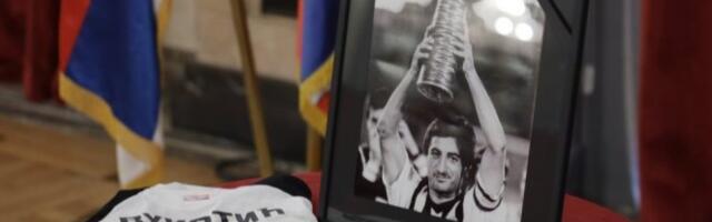 /UŽIVO/ SAHRANA MOMČILA MOCE VUKOTIĆA! Srbija se oprašta od legende, poslednji pozdrav! /FOTO/