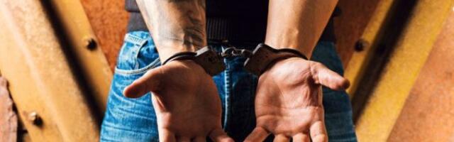 PRAVIO HAOS U KAFANI, PA UDARIO NOGOM POLICAJCA! U Opovu uhapšen muškarac zbog napada na službena lica!