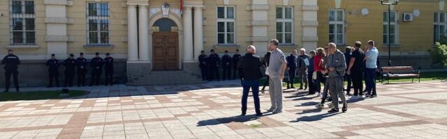 Sednica Skupštine Prokuplja na ivici incidenta, obezbeđenje pokušalo da spreči ulazak odbornika i novinara