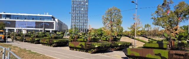 AP: Srbija predstavila tenkove, avione i raketne sisteme