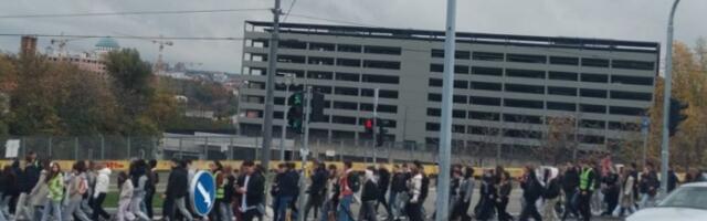 "Dizajniramo novo društvo": Kolona učenika se kreće ka Skupštini (VIDEO, FOTO)