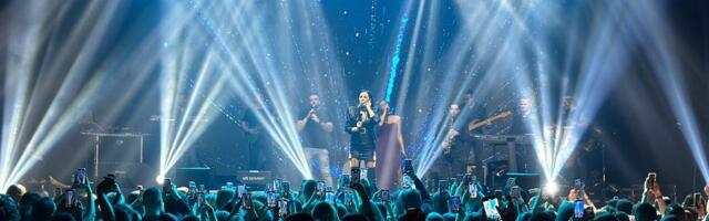 Ceca istrčala na binu u koži: U miniću i visokim štiklama napravila haos, publika vrištala