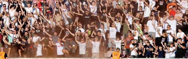 Navijači Hajduka prozvali „delije“, a na transparentu piše ime čuvenog filma (VIDEO)