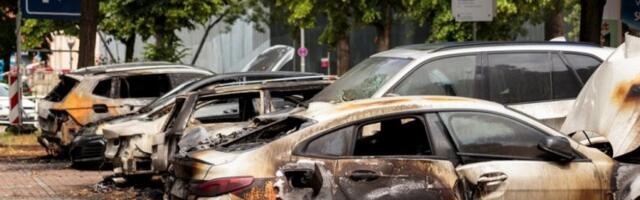 POGINUO JEDAN MUŠKARAC, DRUGI TEŠKO POVREĐEN NA PARKINGU ISPRED STAMBENE ZGRADE: Eksplozija raznela sve pred sobom, STRAVIČNA NAPRAVA ostavila haos (FOTO, VIDEO)