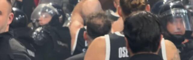 Košarkaši Partizana izašli sa parketa posle pobede u derbiju uz uvrede navijača Crvene zvezde