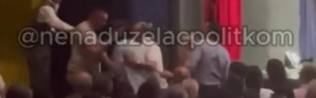 Skandal na tribini Proglasa: Pretučen novinar jer je pohvalio Vučiča (VIDEO)