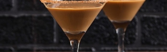 Prilazi devojka momku u kafiću, kaže...