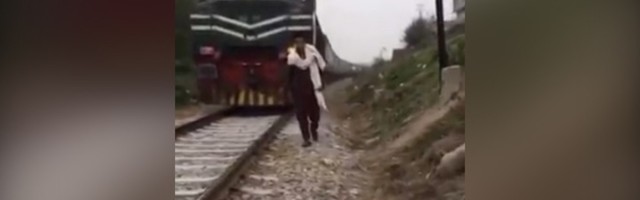 BRUTALNO Udario ga voz dok je snimao klip (VIDEO)