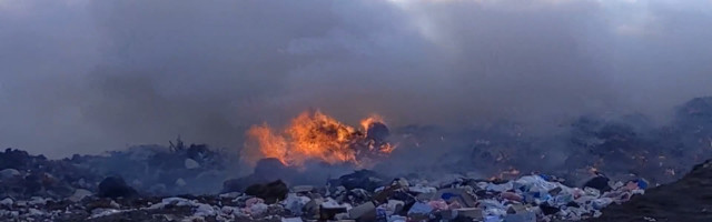 Meštani Kovina u strahu: Opet gori deponija, sumnjamo da ponovo istovaraju otpad