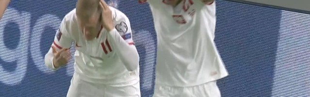 SKANDAL U TIRANI Albanski navijači pogodili Poljake flašama, oni besni napustili teren (VIDEO)
