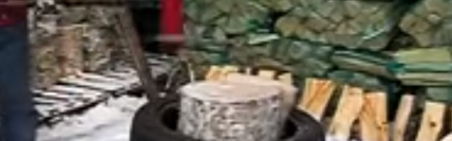 Pogledajte neverovatnu sekiru koja cepa drva skoro sama! (VIDEO)