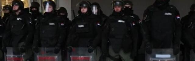 Jajima gađana policija koja čuva ulaz u kraljevačku Skupštinu (VIDEO)