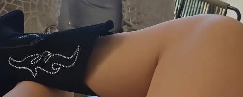 Da li je ovo novi letnji hit? Starleta se sunča u čizmama
